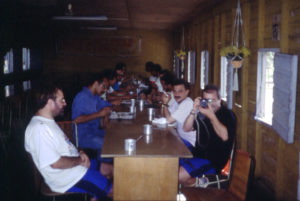Curso impartido a la Sociedad Cubana de Espeleología en el año 1993 en El Moncada- Valle de Viñales. Con su eterno cigarro Federico, en primer plano Pau Perez y con la máquina José Luis Menjibar.